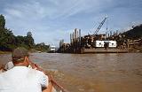 790_De ondergang van het regenwoud, zichtbaar langs de rivier in Noord-Sarawak